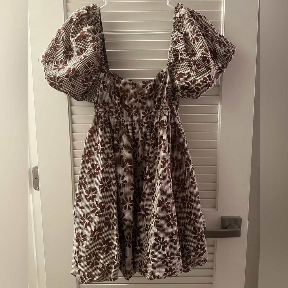 Cute brown, mini dress with puffy sleeves